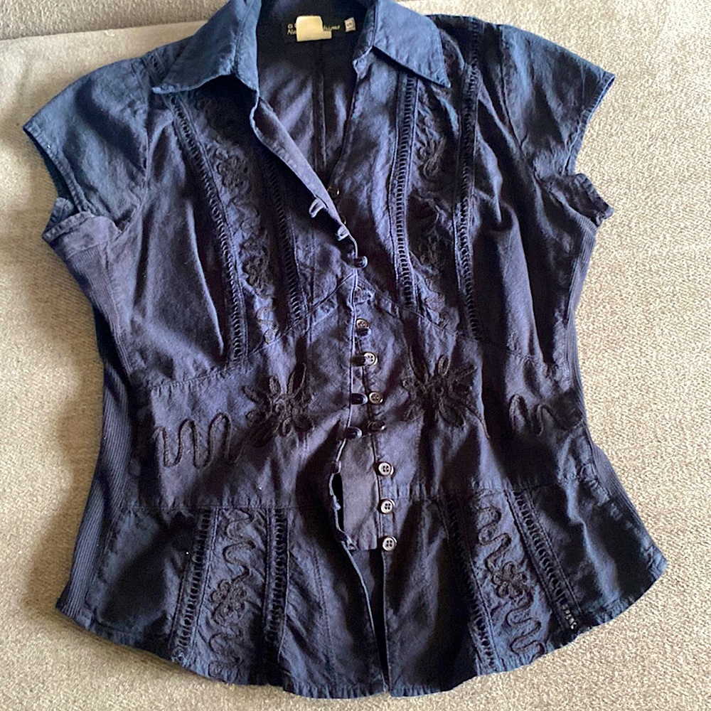 I am selling Black shirt with crew neck and designs